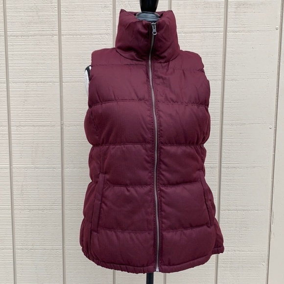 𝅺old Navy Textured Frost Free Puffer Vest - Picture 1 of 11